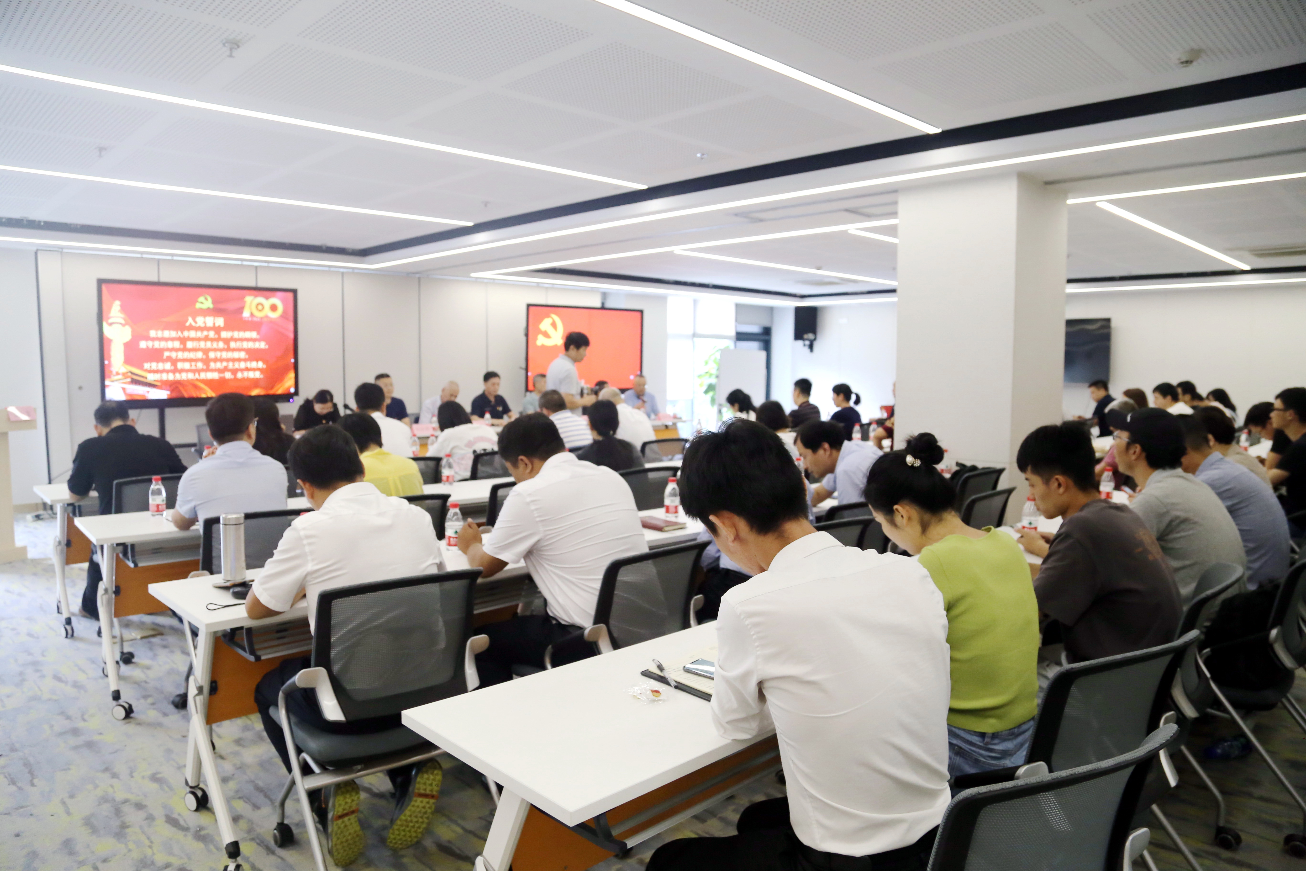 奮進(jìn)百年，風(fēng)華正茂：協(xié)會(huì)慶祝建黨100周年黨委書記講黨課暨2020年度優(yōu)秀表彰會(huì)在江南管理舉行